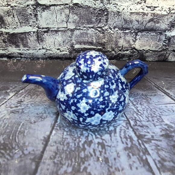 Vintage Floral Blue and White Teapot - Picture 2 of 7